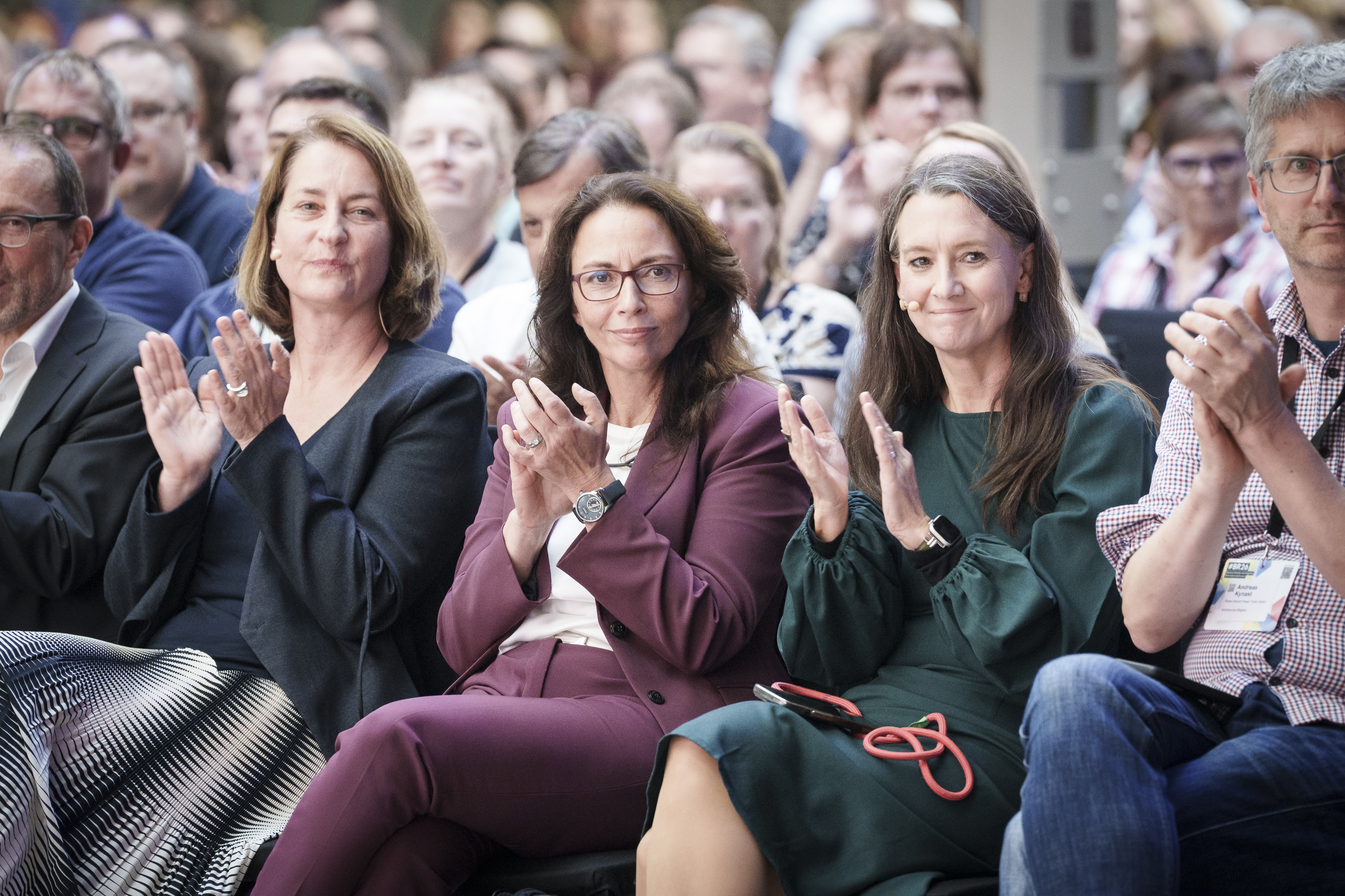 Bund-Verlag/Simone M. Neumann Staatssekretärin Leonie Gebers aus dem Bundesministerium für Arbeit und Soziales, DGB-Chefin Yasmin Fahimi und Dr. Claudia Bogedan, Geschäftsführerin der Hans-Böckler-Stiftung (v.l.n.r.)