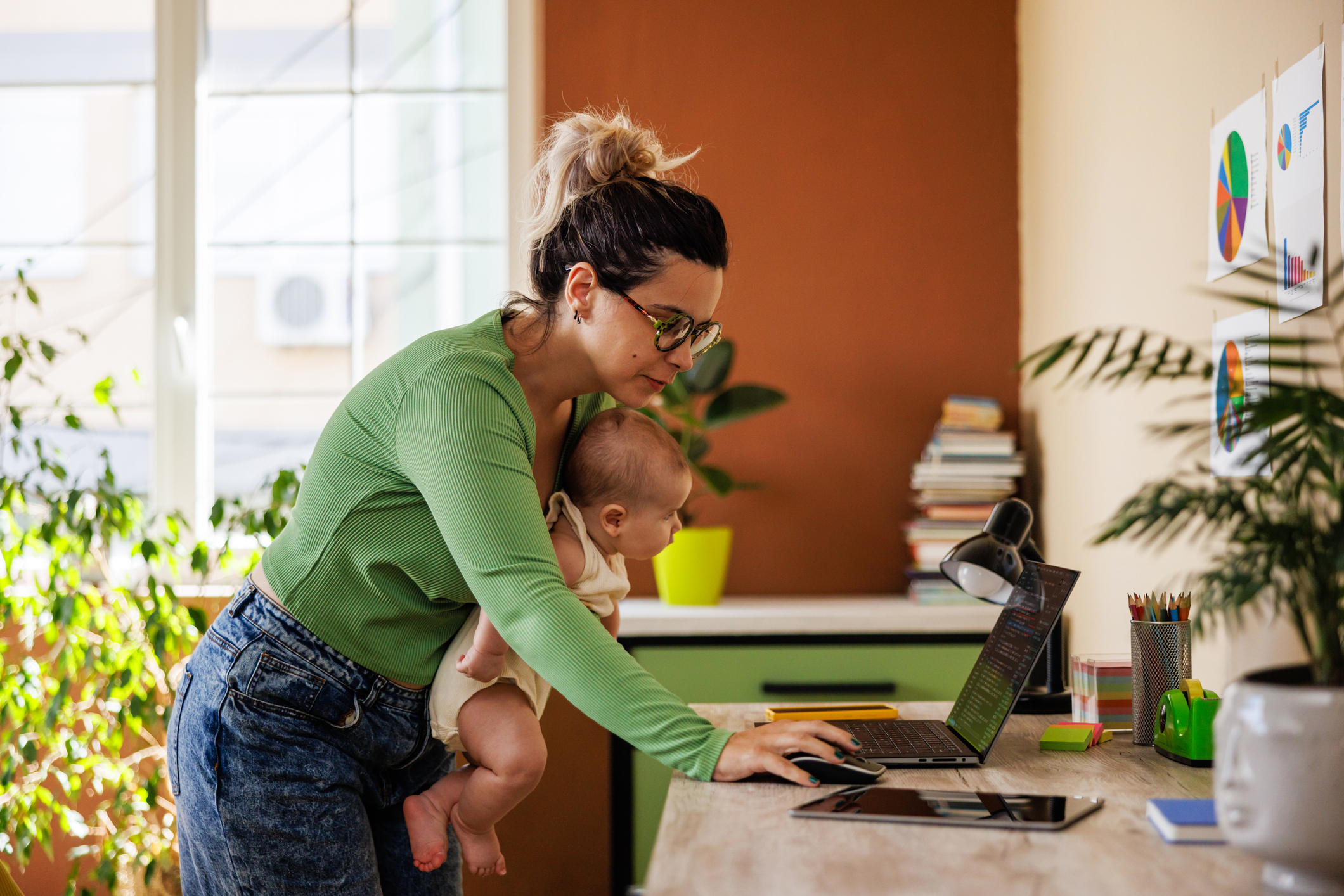 arbeitsorganisation-mutter-homeoffice-mit-baby-2225044458