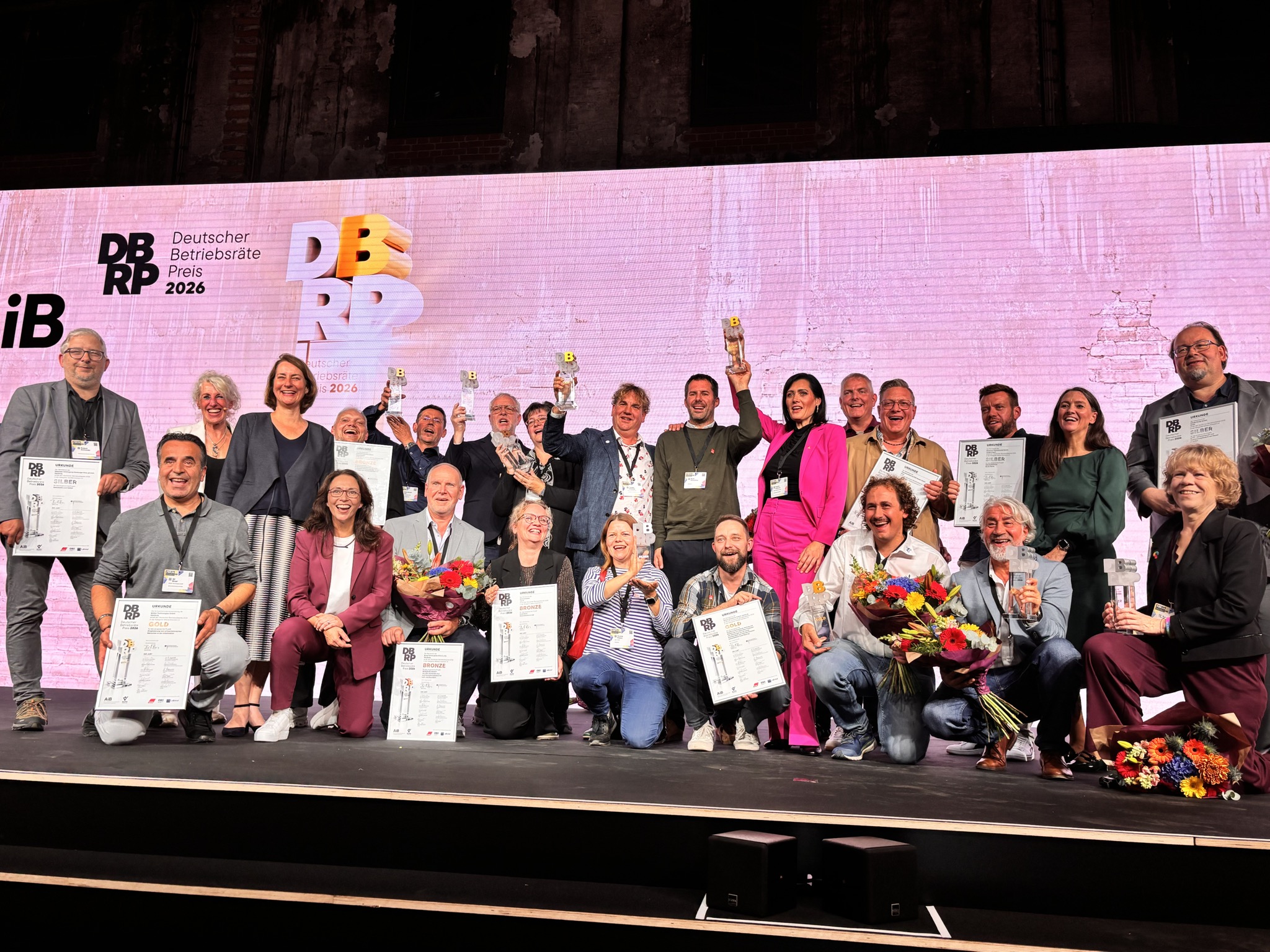 So sehen Sieger*innen aus: Die Vertreter*innen der siegreichen Gremien beim Deutschen Betriebsrätepreis 2026